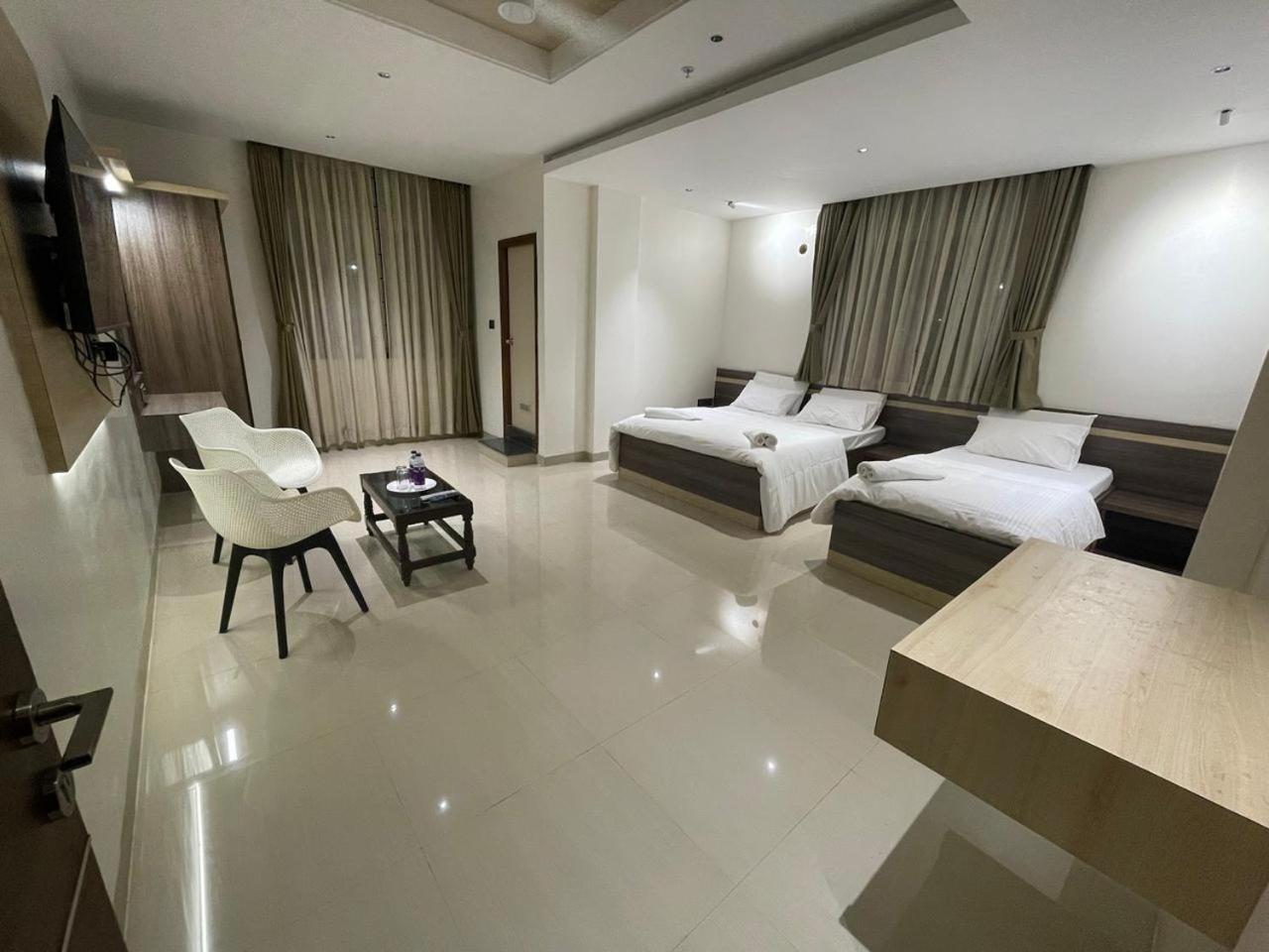 Model Grand Inn Bellary Buitenkant foto