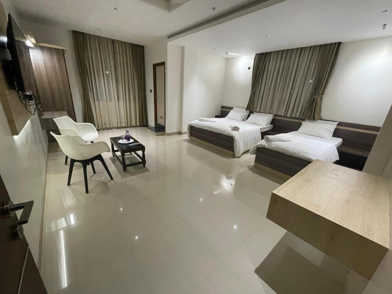 Model Grand Inn Bellary Buitenkant foto