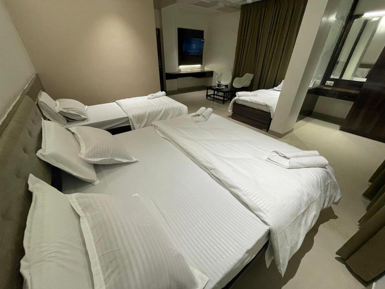 Model Grand Inn Bellary Buitenkant foto