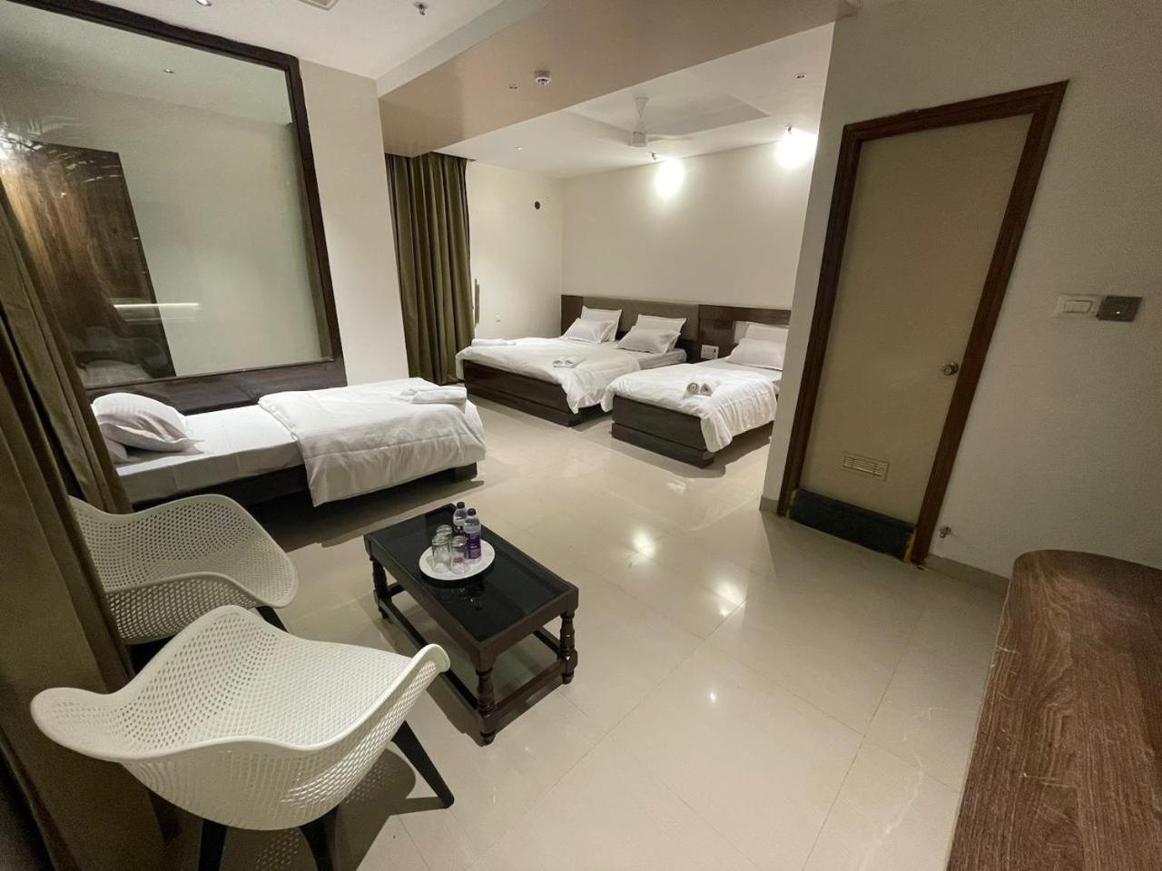 Model Grand Inn Bellary Buitenkant foto