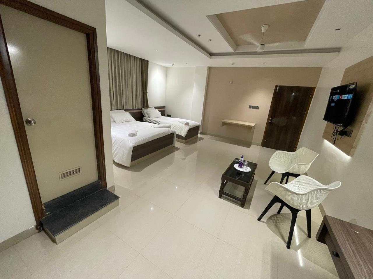Model Grand Inn Bellary Buitenkant foto