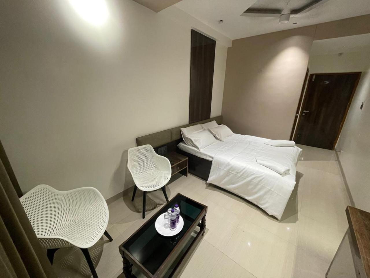 Model Grand Inn Bellary Buitenkant foto