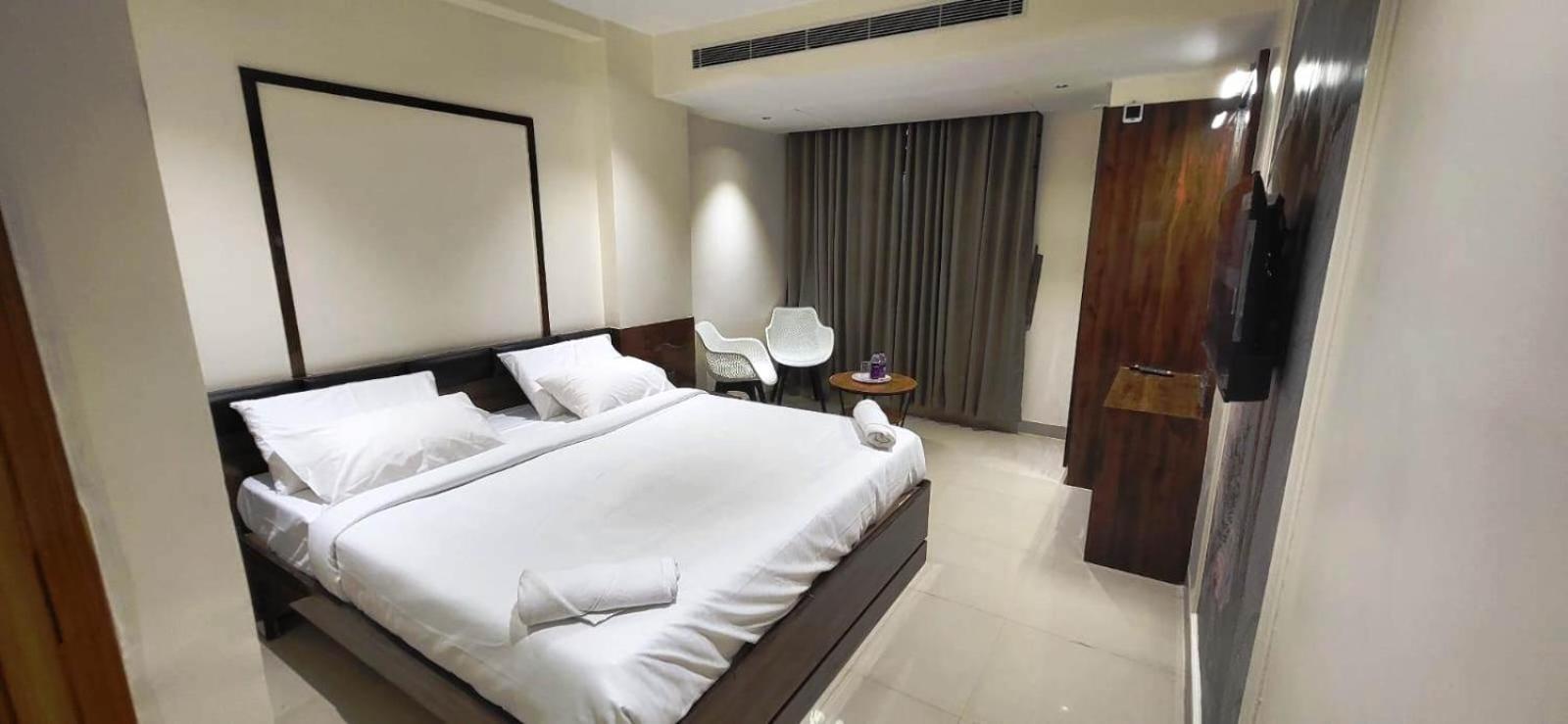 Model Grand Inn Bellary Buitenkant foto